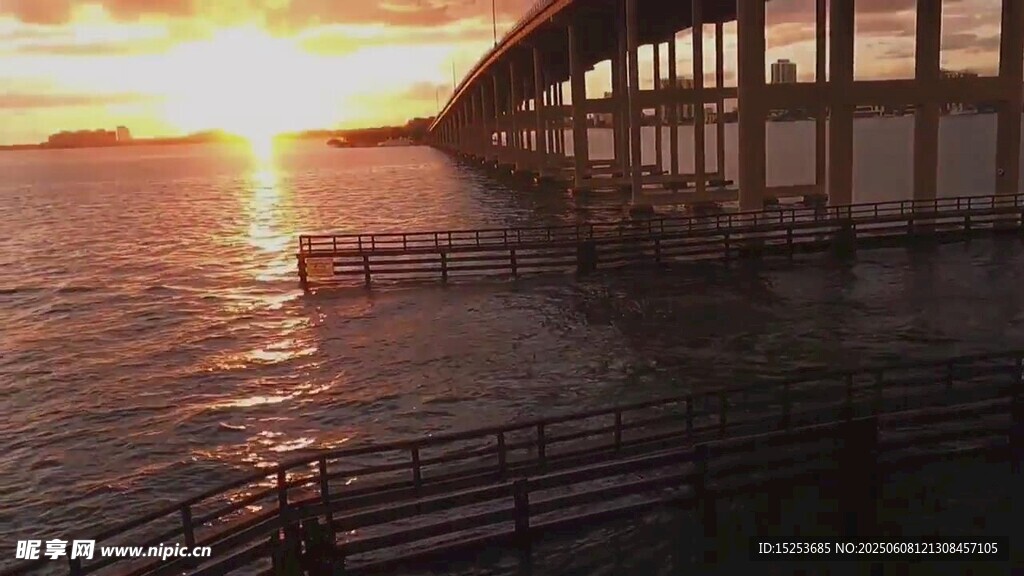 夕阳下的跨海大桥美景