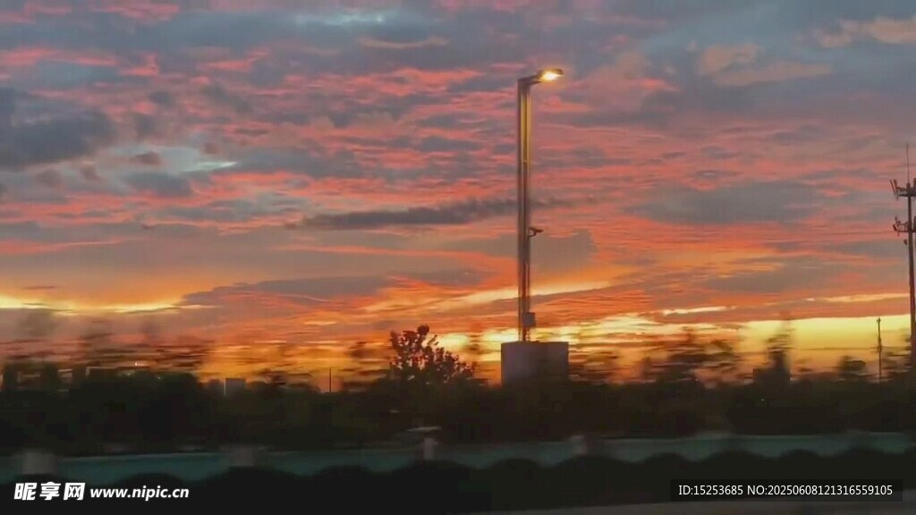 日落时分的绚烂天空景象