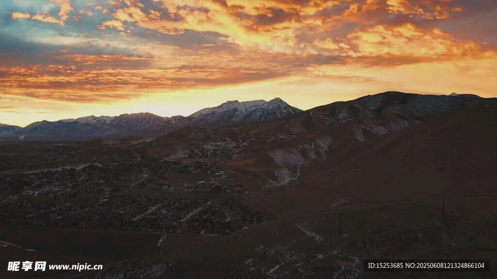 壮丽晚霞下的山峦景色