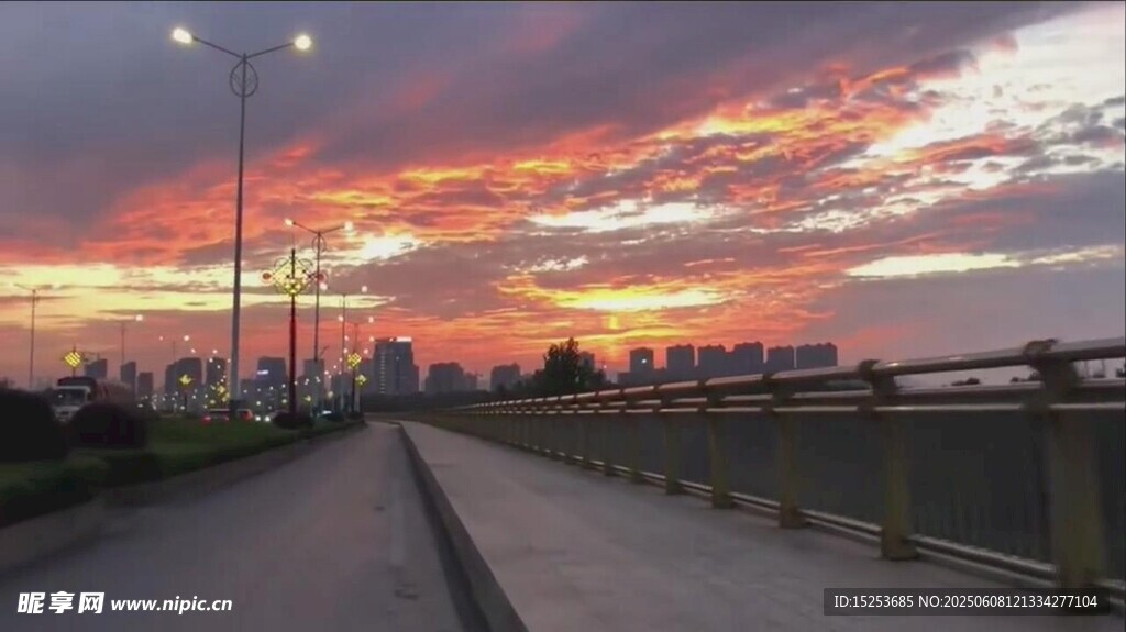 夕阳下的城市道路美景