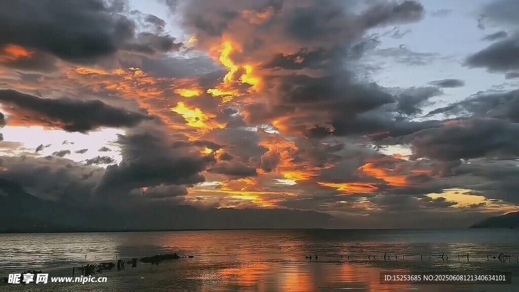 海上绚烂火烧云美景