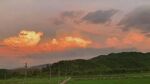 黄昏时分的绚烂天空与山峦