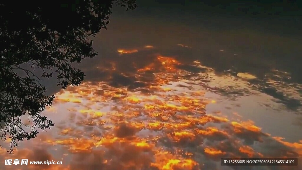 湖面映晚霞美景如画