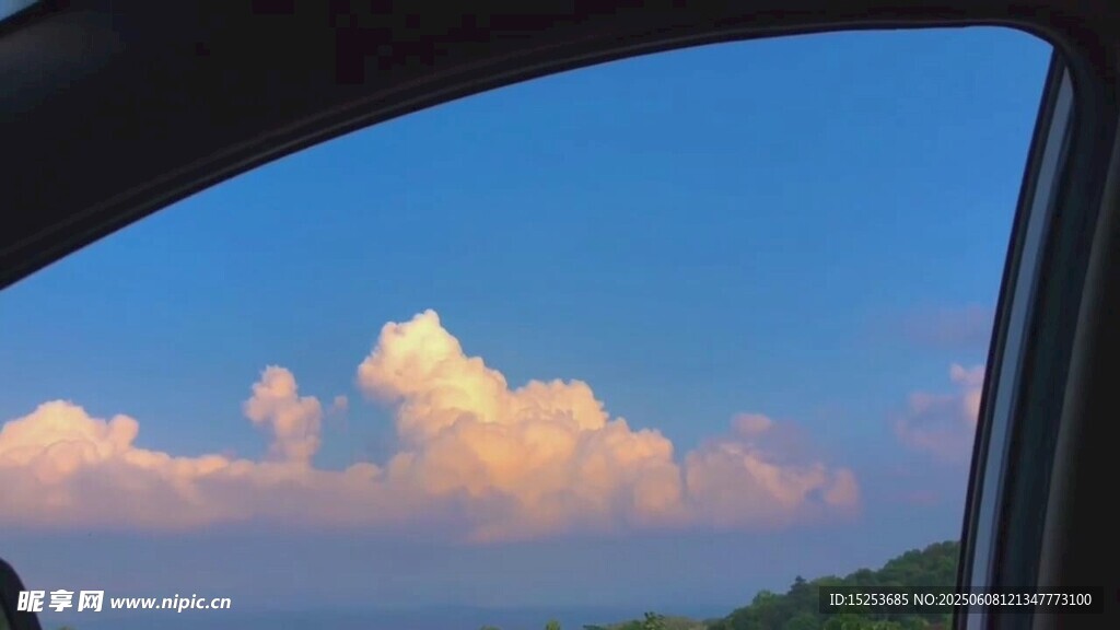 车窗外的梦幻云朵景色