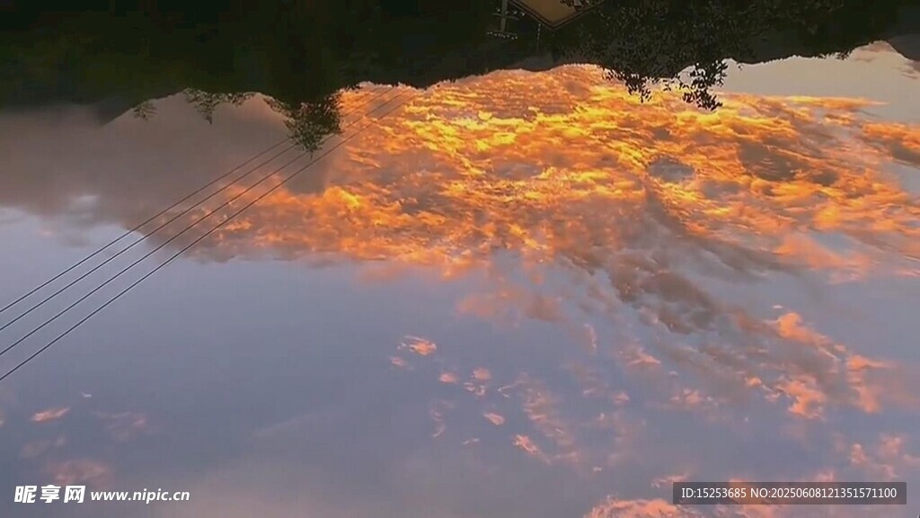 水面映出绚烂火烧云