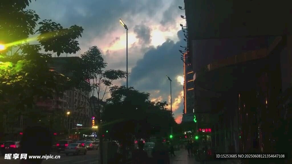 城市黄昏街景朦胧夜色