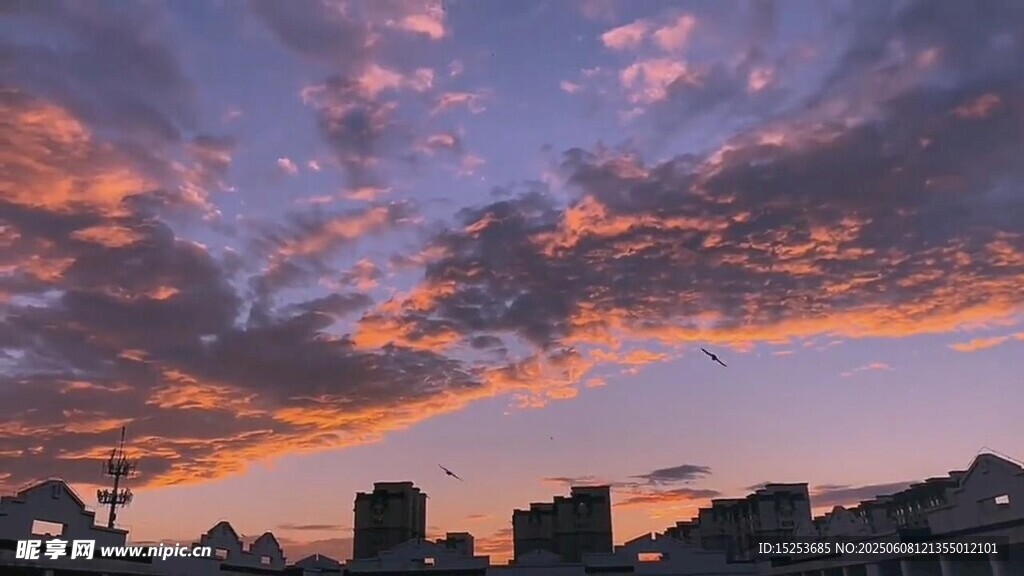 城市上空绚丽的晚霞