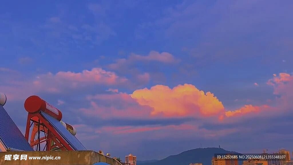 夕阳下的户外攀岩场景