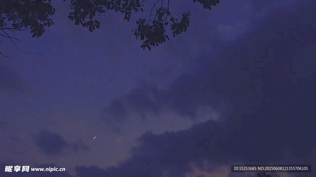 黄昏时分的天空与云朵