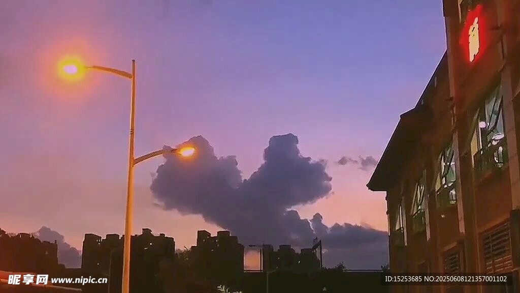 黄昏下的城市街景
