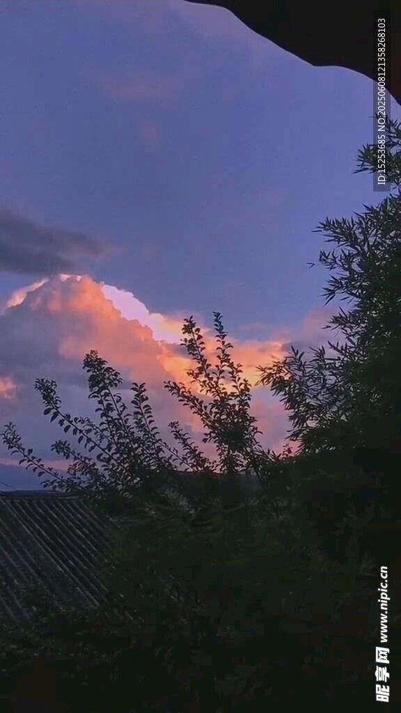 夕阳下的山峦美景