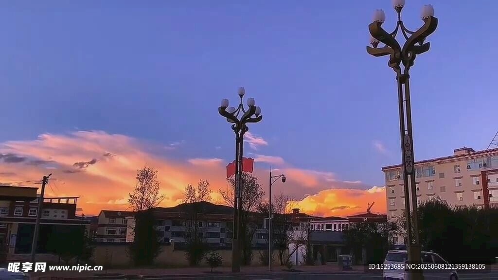 城市黄昏中的独特景观