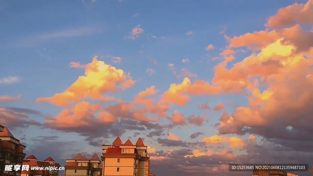 夕阳下的梦幻城市天际线