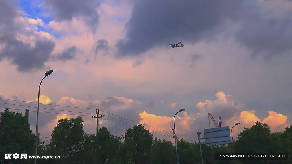黄昏时分的城市天空景色