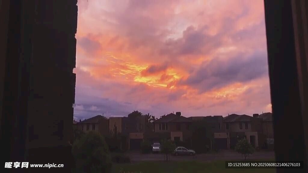 窗外绚烂晚霞美景