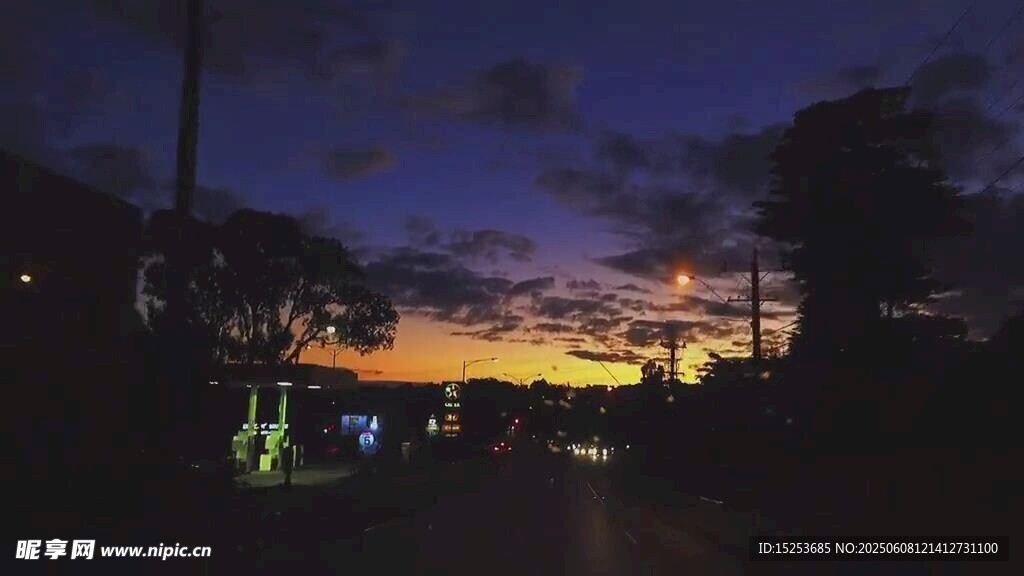 夜幕下的街道景色