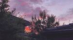 黄昏下的屋顶与绚烂天空