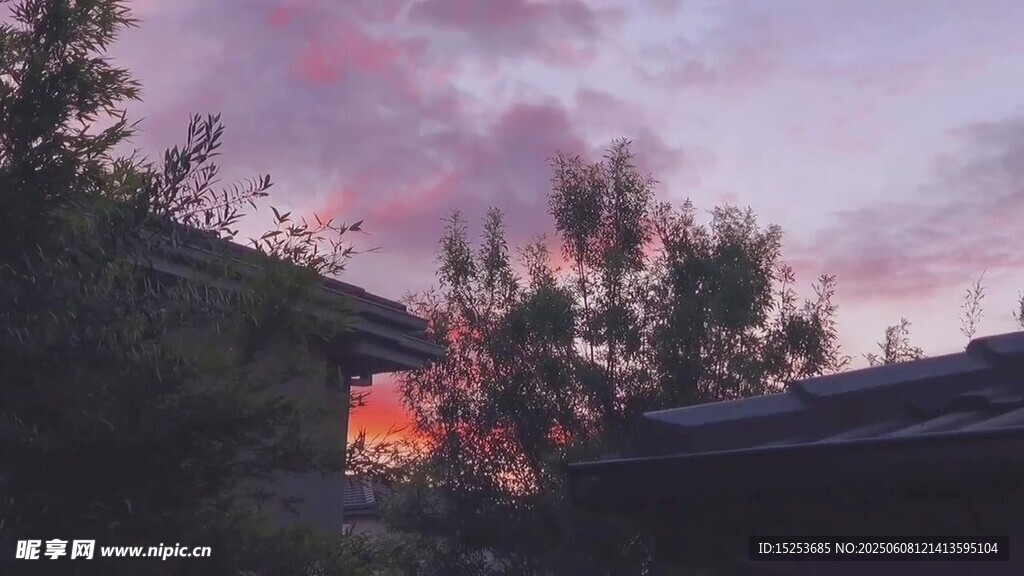 黄昏下的屋顶与绚烂天空