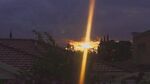 夕阳下屋顶的耀眼光芒