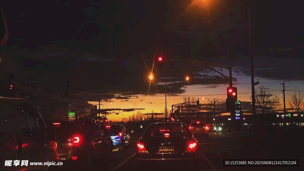 夜晚城市道路车流景象