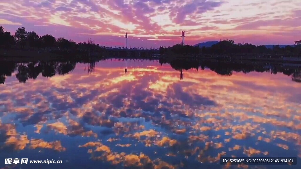 湖畔绚丽晚霞倒影美景