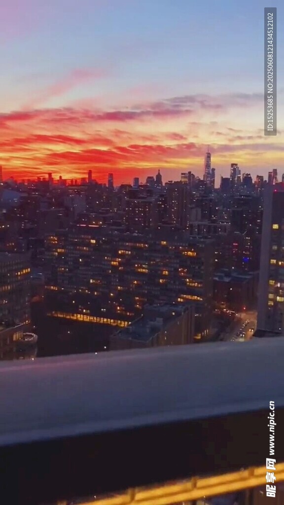 城市日落天际线壮丽景观