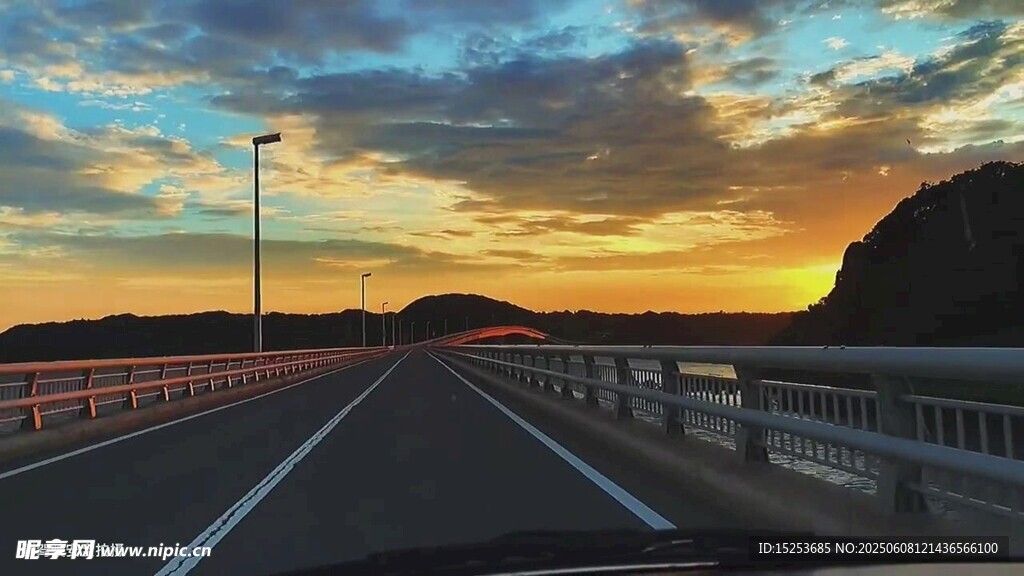 夕阳下的公路美景
