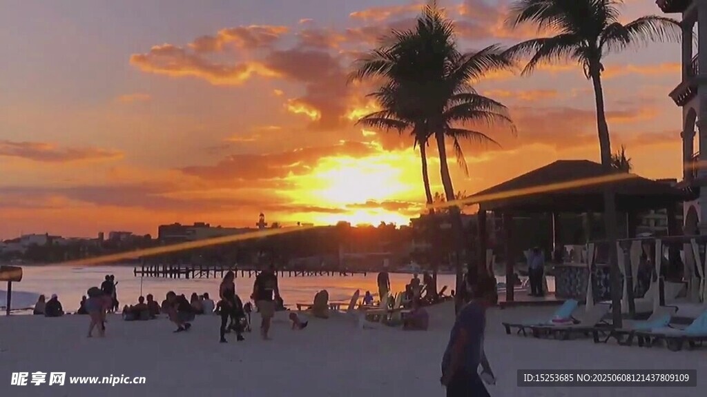 夕阳下的海滩热闹景象