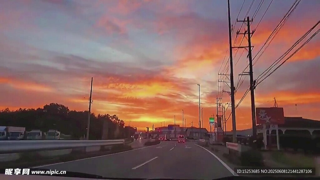 黄昏下的公路与绚烂天空