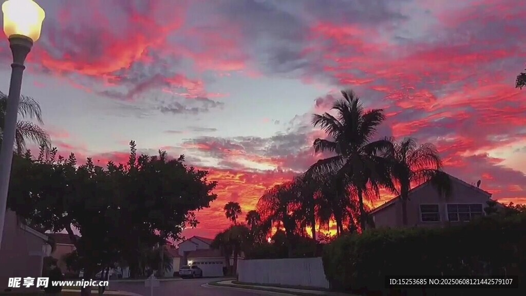 夕阳下的海滨美景