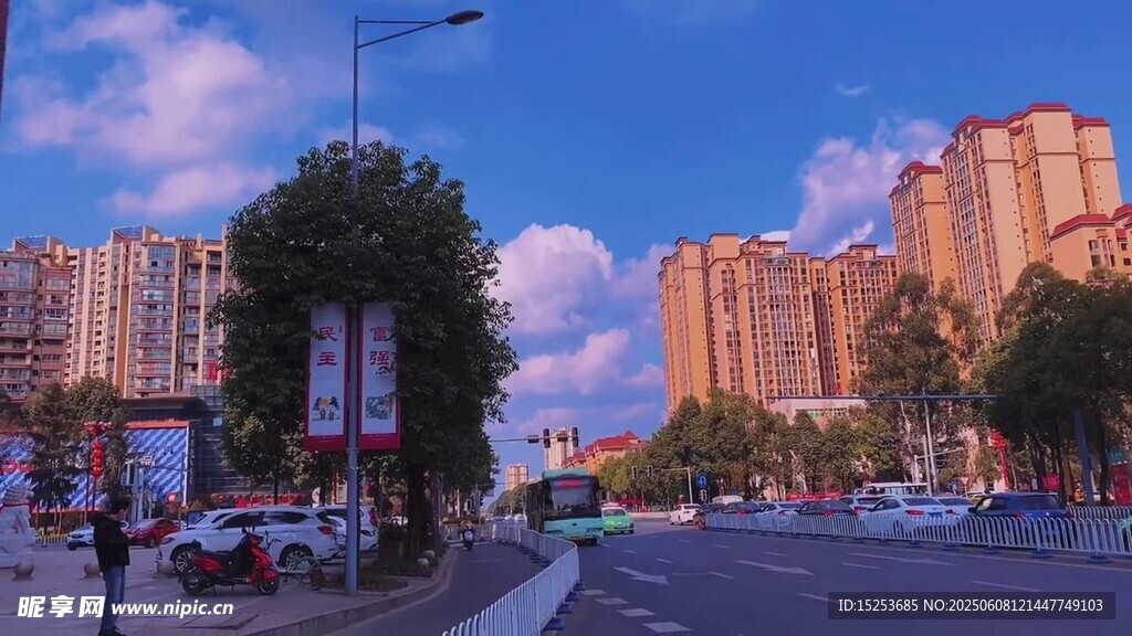 城市街道旁的美丽建筑群