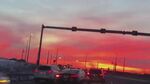 夕阳下的高速公路车流