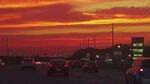 夕阳下的城市道路车流