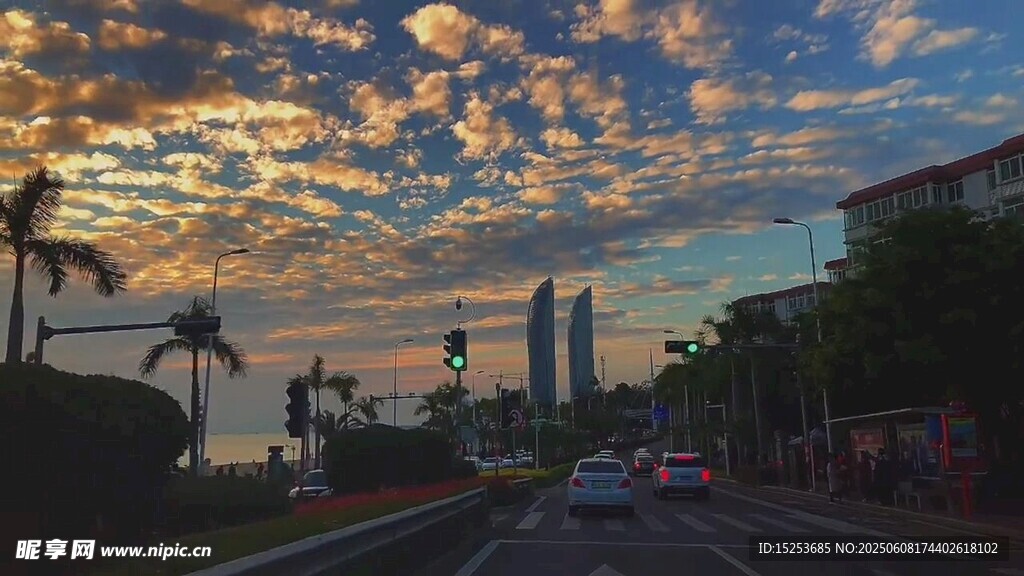 黄昏下的城市街道美景