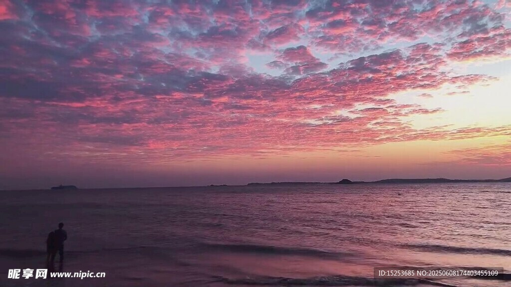 海边绚丽晚霞下的孤独身影
