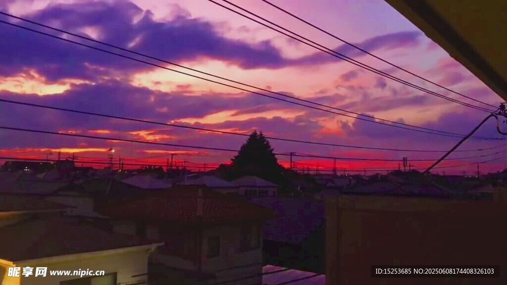 绚丽晚霞下的城市屋顶
