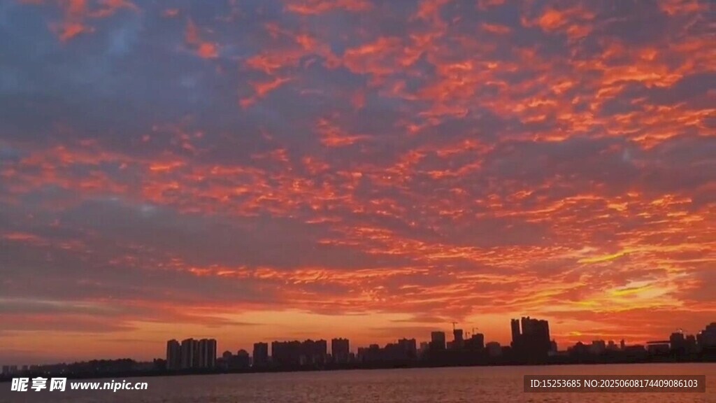 绚丽晚霞下的城市天际线