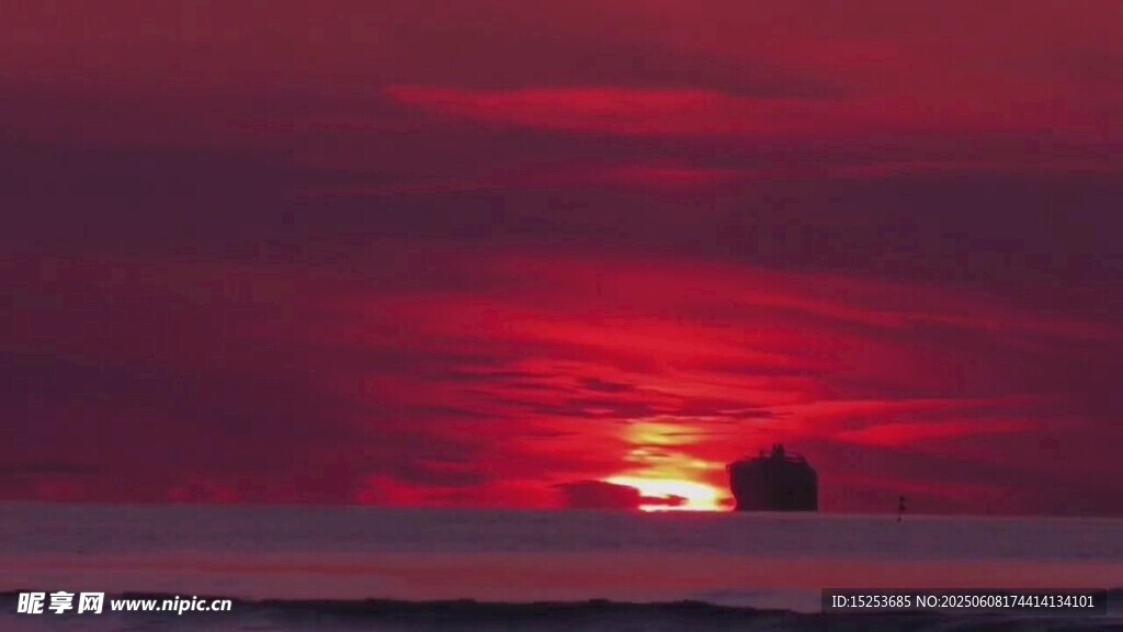 海上红日晚霞壮丽景观