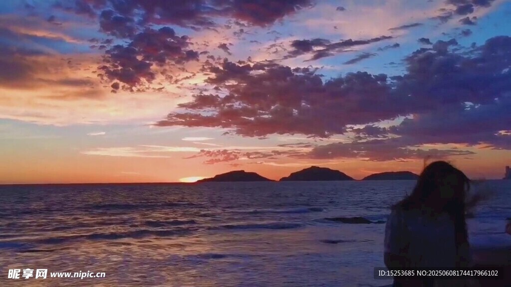 海边日落美景中的人影