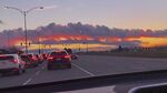 夕阳下公路上的车流