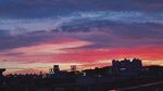 城市上空绚丽的晚霞