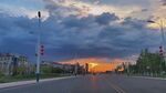 城市道路上的绚丽日落