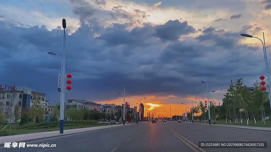 城市道路上的绚丽日落