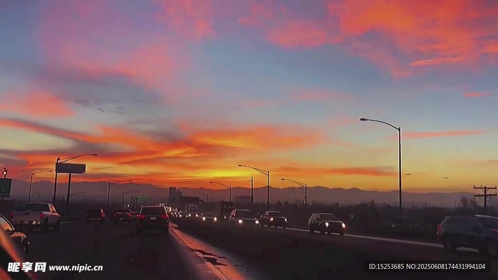 黄昏公路上的绚丽天空