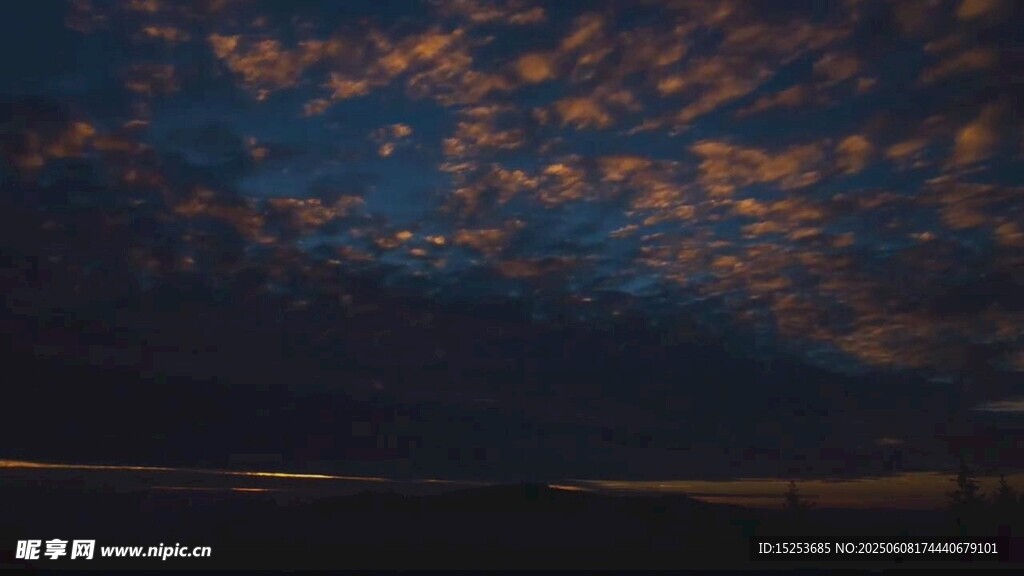 黄昏时分的绚烂天空