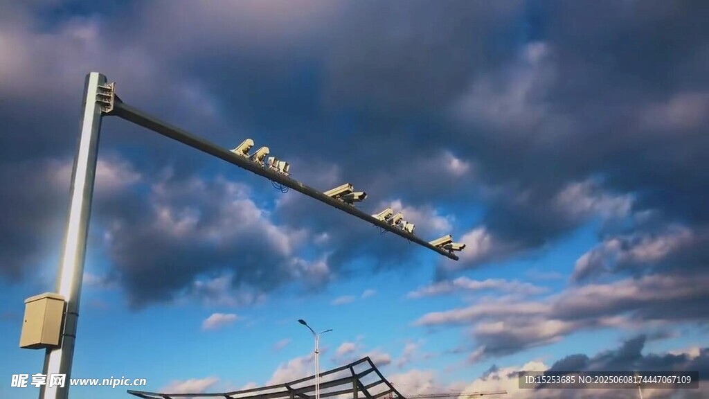机场跑道灯与天空美景