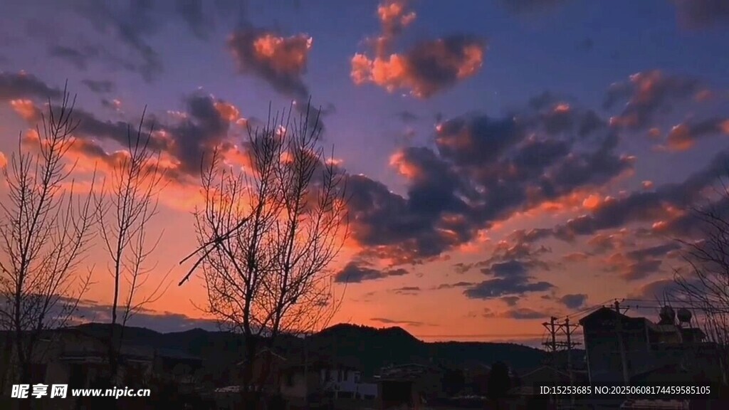 日落时分的绚烂天空景色