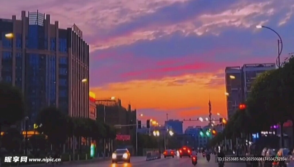 城市黄昏街头绚丽景象