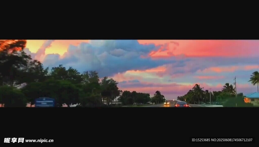 绚丽晚霞下的城市风景