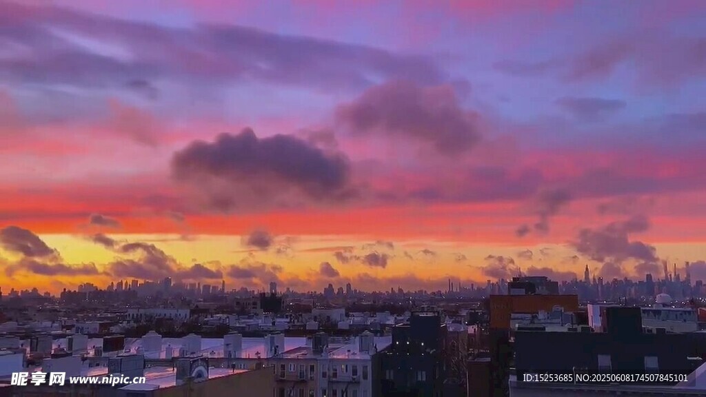 城市上空绚丽的日落景象